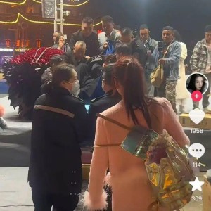 华体会团队-歌手张政直播后突然捂住胸口并大喊“不要碰我，我这里痛”，随后抽搐晕倒，被救护车紧急送医