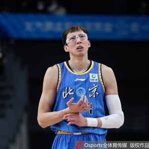 记者：周琦是球队大核 体能一直是问题所以要尽量避免过度使用